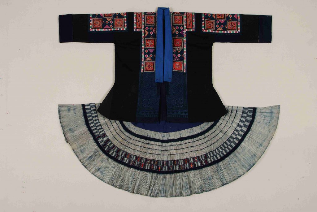 Dress of the Miao people, Republican period, 120 x 60 cm ...